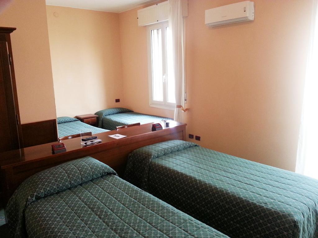 Hotel Emilia مودينا الغرفة الصورة