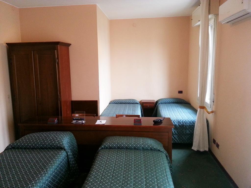 Hotel Emilia مودينا الغرفة الصورة