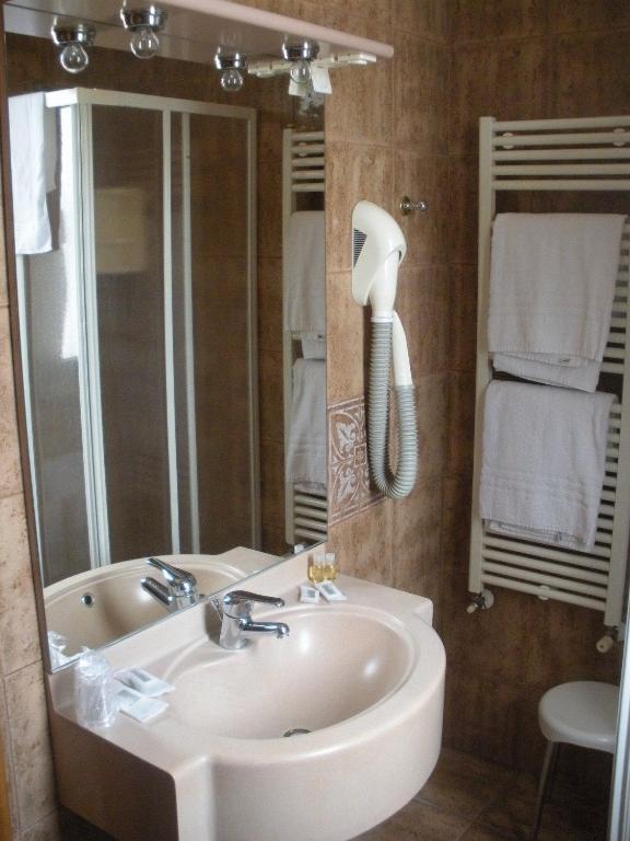 Hotel Emilia مودينا المظهر الخارجي الصورة
